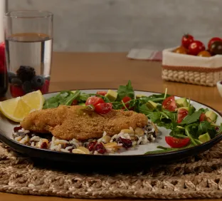Pescado empanizado con arroz salvaje