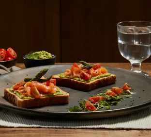 Tostada integral con salmón y puré de aguacate
