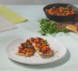 Tostada de alubias bravas