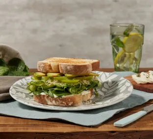 Sándwich de ensalada y hierbas finas