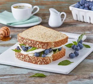 sandwich de queso de cabra y mora azul
