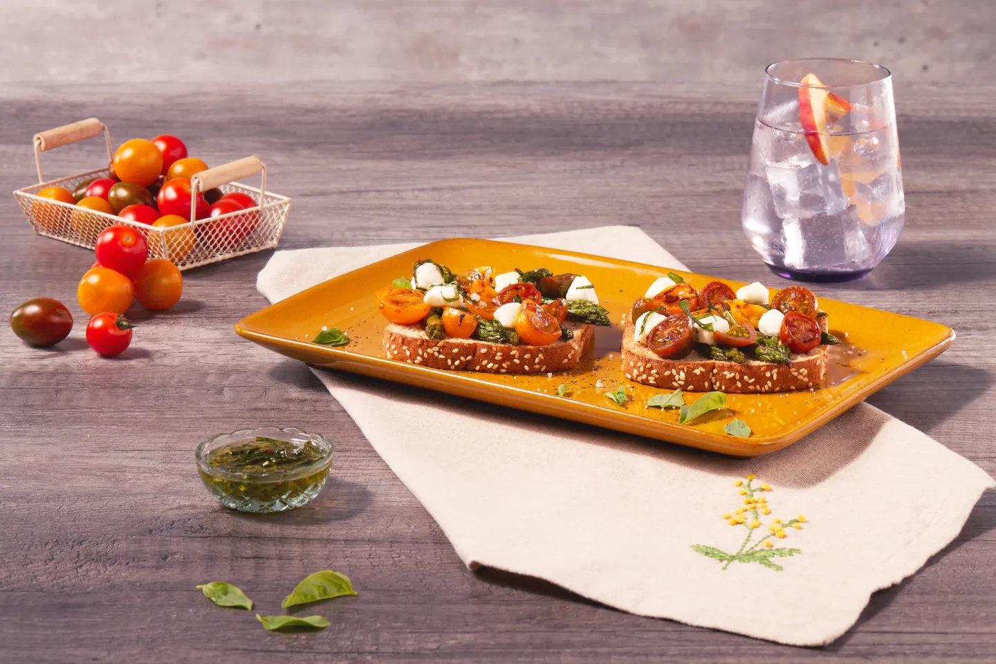  Montaditos de tomates asados con espárragos