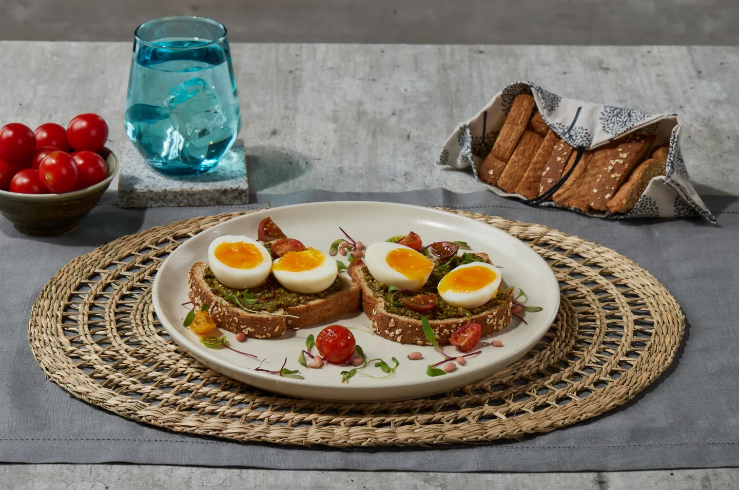 Tostada de pesto de espinaca y huevo