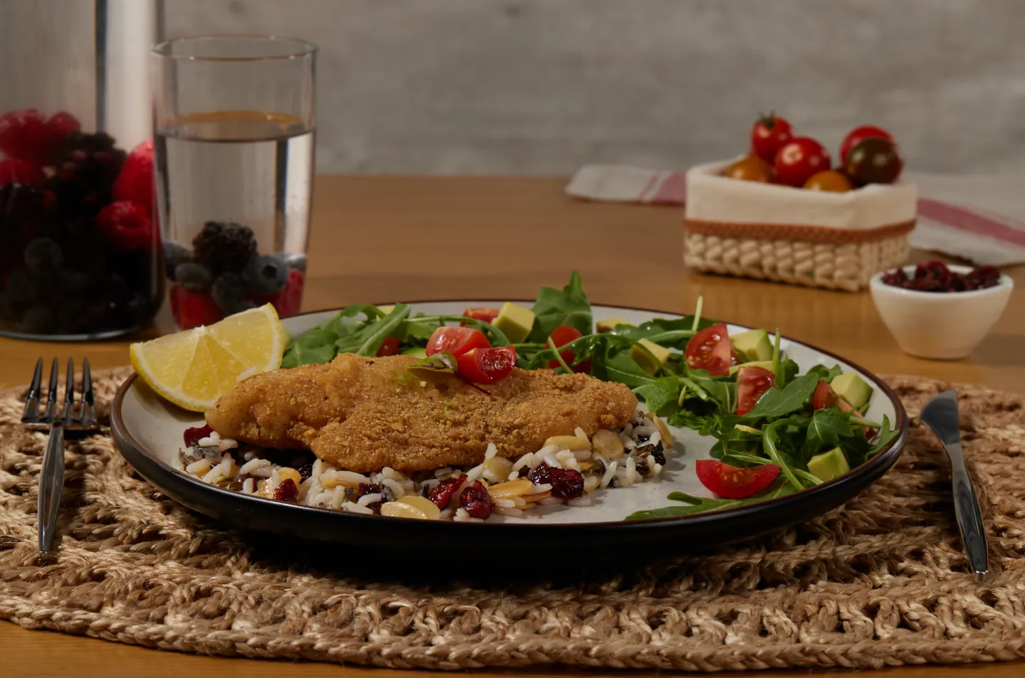 Pescado empanizado con arroz salvaje