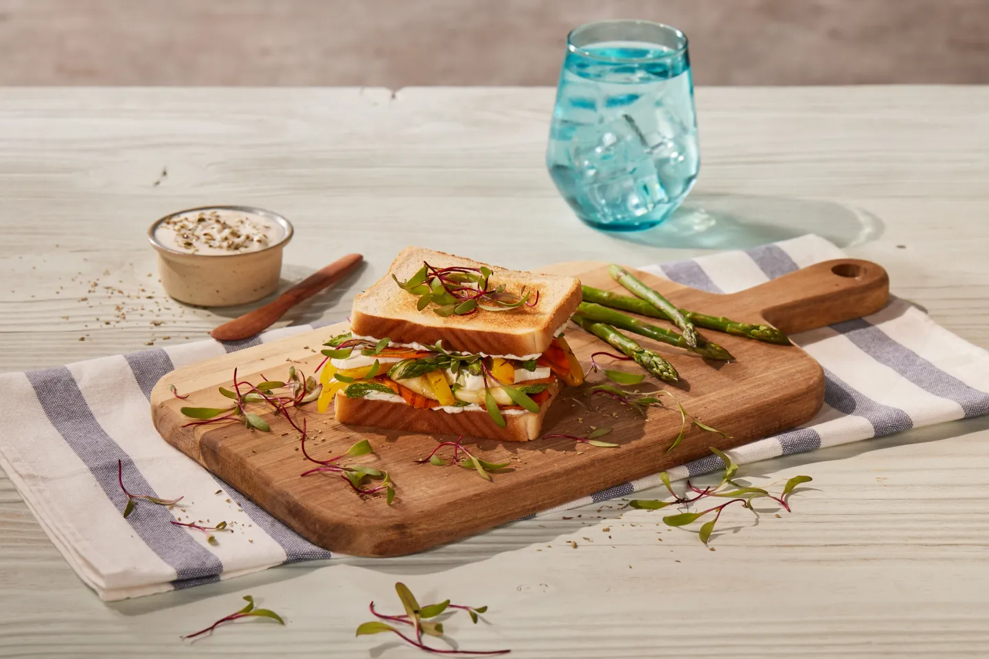 Sándwich de brotes con queso panela y vegetales a la parrilla
