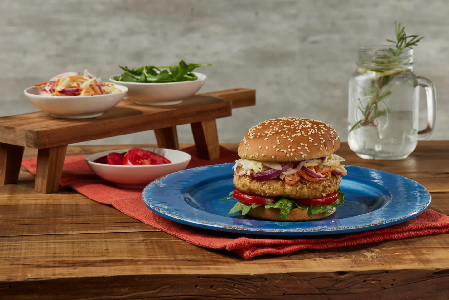 Hamburguesa de pollo con ensalada de col