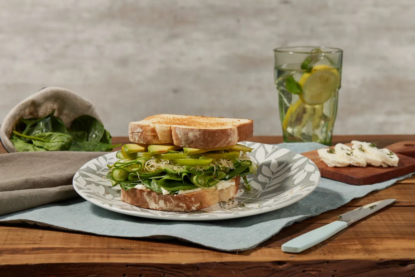 Sándwich de ensalada y hierbas finas