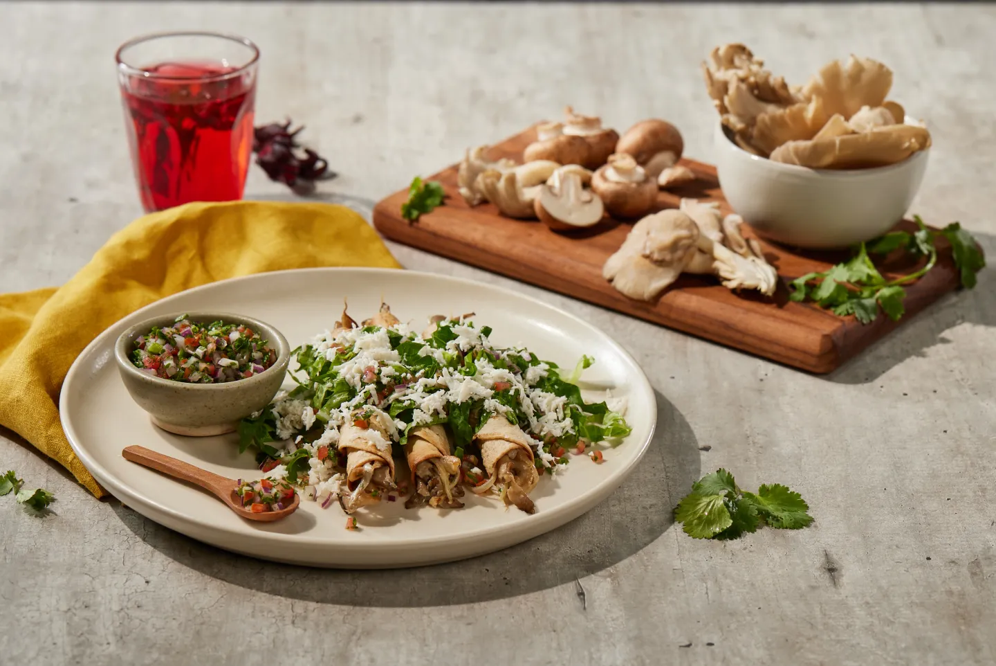 Flautas horneadas de setas con pico de gallo