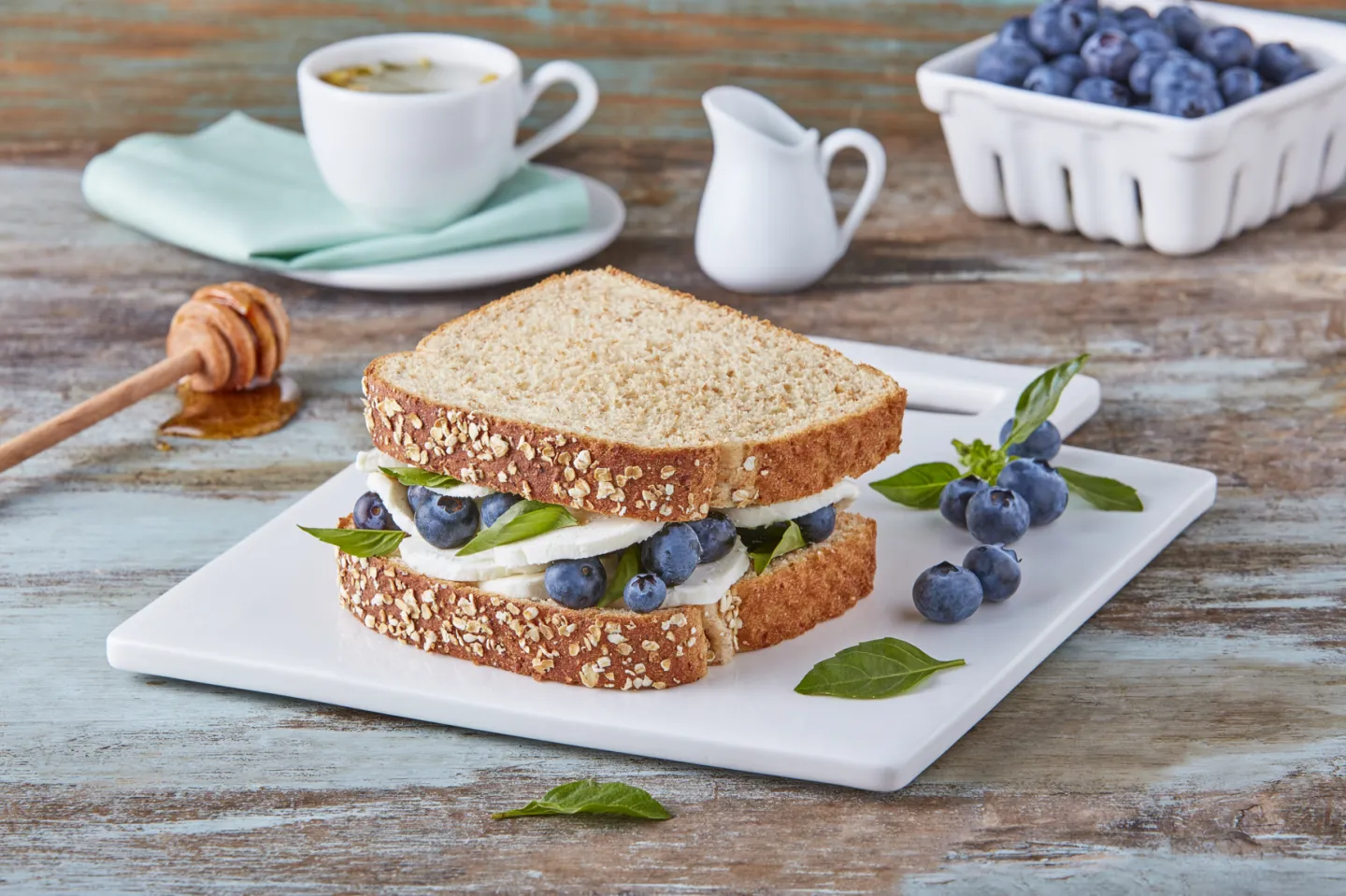 sandwich de queso de cabra y mora azul