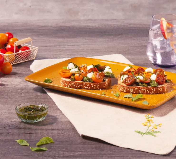  Montaditos de tomates asados con espárragos
