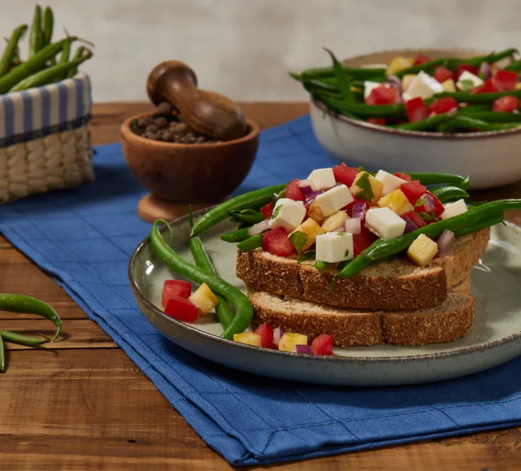 Sándwich abierto de ensalada de ejotes