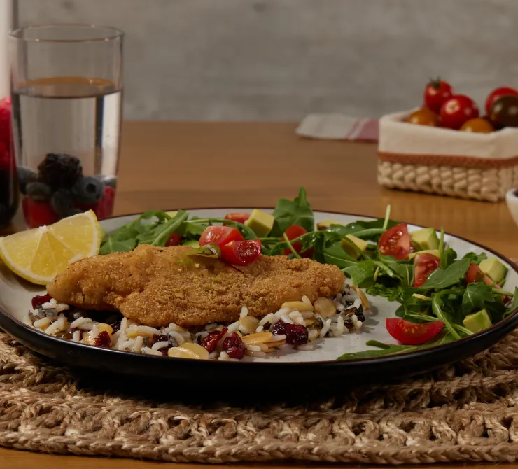Pescado empanizado con arroz salvaje