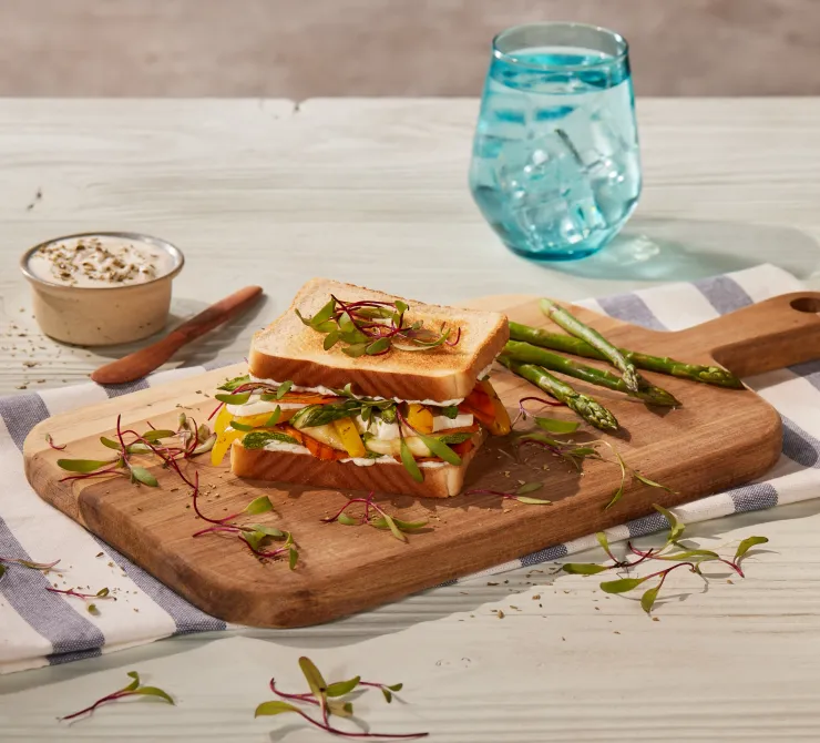 Sándwich de brotes con queso panela y vegetales a la parrilla