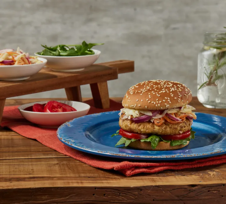 Hamburguesa de pollo con ensalada de col