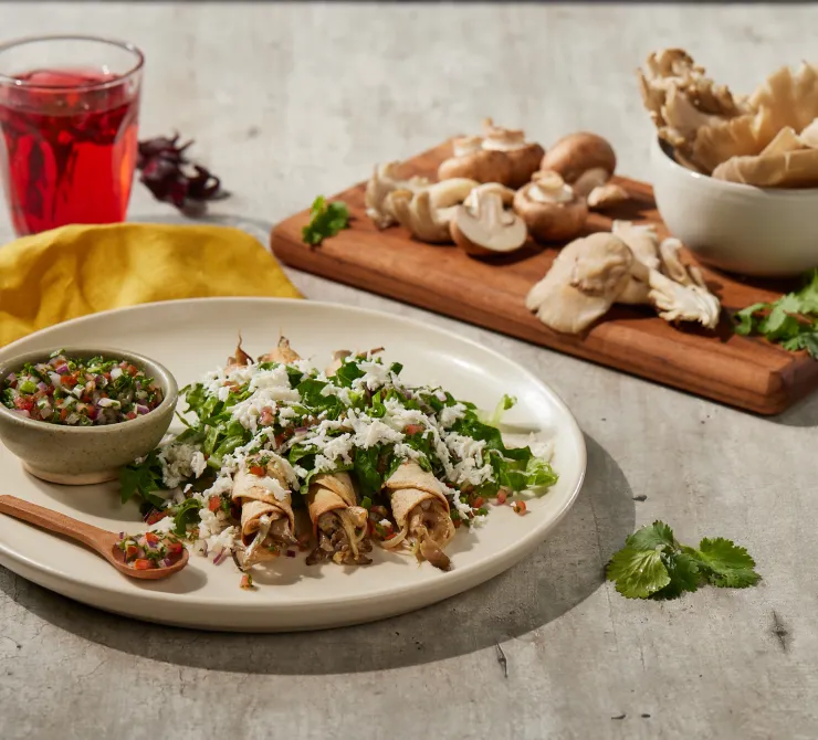Flautas horneadas de setas con pico de gallo