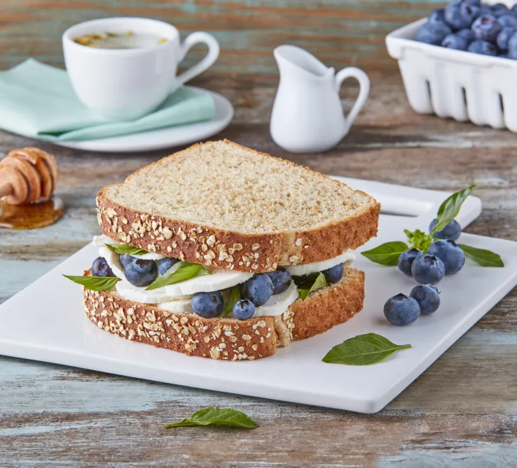 sandwich de queso de cabra y mora azul